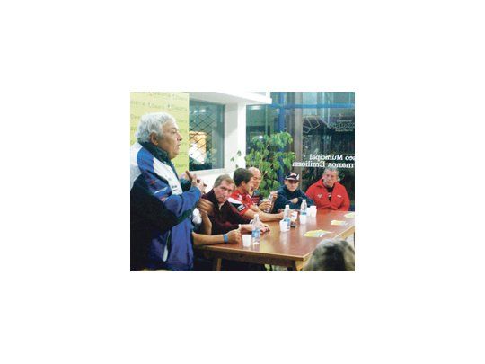 Alejandro Marker, Maximiliano Gerardo, Edgardo Prieto, Matías y Daniel Cassano,  Omar Elzegbe -semitapado-, y Pedro Varela en la charla de seguridad vial y de motociclismo solidario en Olavarría por los abuelos.