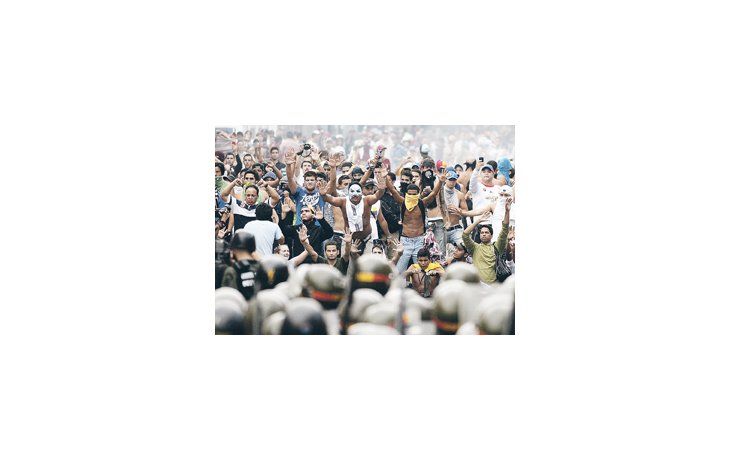 ámbito.com | Caprilistas se manifestaron en una sede del Consejo Nacional Electoral en Maracaibo. Hoy estaba prevista una manifestación en Caracas, pero fue desactivada por el candidato opositor.