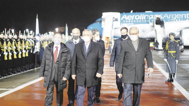 Moscú. Alberto Fernández aterrizó en Rusia acompañado por Martín Guzmán, Santiago Cafiero y Axel Kicillof, entre otros. Se buscará ampliar el swap con China para fortalecer las reservas.