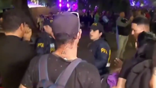 El incidente ocurrió en pleno Parque Mitre, a metros del escenario principal donde hablarían el presidente Javier Milei y su vocero y primer candidato a legislador porteño por LLA, Manuel Adorni. 