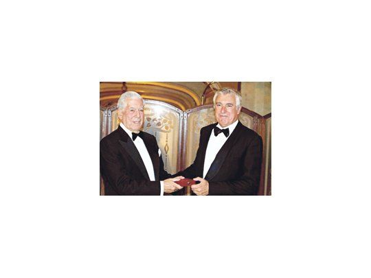 El Premio Nobel peruano recibió del conceller de Cultura de Cataluña la medalla de Oro del Circle del Liceu en Barcelona, y el 20 de junio presentará en Madrid la edición conmemorativa de su primera novela.