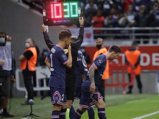 Lionel Messi ingresa al campo de juego en lugar de Neymar en el triunfo de PSG sobre Reims.