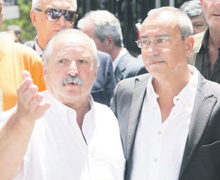 Julio Schlosser, presidente de la DAIA, acompañó al embajador Jean Michel Casas en la puerta de la Embajada de Francia durante toda la protesta contra el atentado a Charlie Hebdo en París.