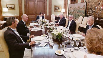 Íntimos. Mesa en la embajada británica en agasajo del parlamentario conservador Mark Menzies. Junto a Mark Kent, miembros de la Rural&nbsp;