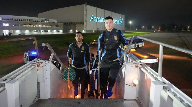 Parte de la delegación del seleccionado argentino en el momento de abordar el avión con destino Miami, donde , donde harán base para los amistosos ante Ecuador y Guatemala.