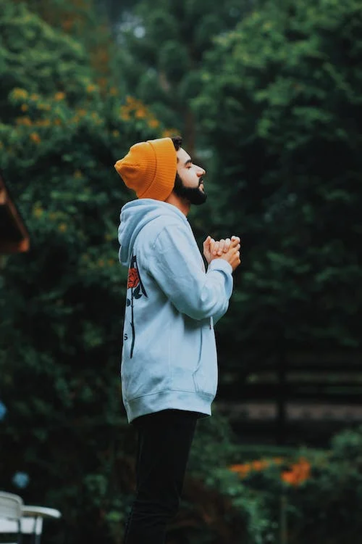 Rezar en Semana Santa no es repetir palabras al viento, es encender una vela en la oscuridad del alma para que, al tercer día, sea el corazón el que brille con luz propia Rezar en Semana Santa no es repetir palabras al viento, es encender una vela en la oscuridad del alma para que, al tercer día, sea el corazón el que brille con luz propia