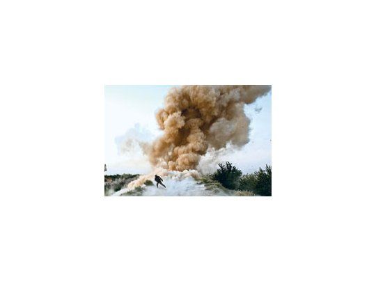 Un efectivo de la Segunda Brigada Expedicionaria de Marines corre para protegerse de una explosión en la provincia de Helmand, distrito dominado por talibanes.
