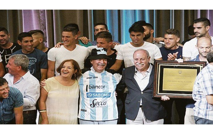 ámbito.com | Gesto. Schiaretti, en un homenaje ayer al ascendido Racing de Nueva Italia. En paralelo, dio otro paso para cumplir con el Pacto Fiscal con Nación.