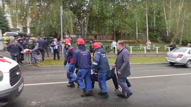 Socorristas trabajan en las afueras de la escuela atacada en&nbsp;Izhevsk&nbsp;