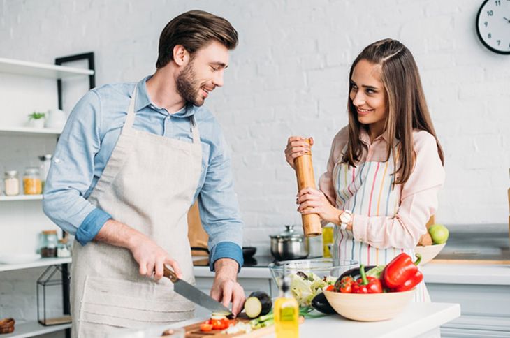 Cooking strengthens the link between couples. Cooking strengthens the link between couples.
