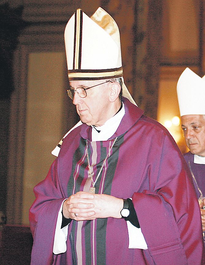 El cardenal Bergoglio pidió olvidar «posturas antagónicas para rezar por él».