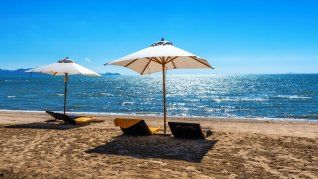 Un descanso a la sombra forma parte del ritual de playa, aunque no siempre alcanza para enfrentar los días de sol intenso. Un descanso a la sombra forma parte del ritual de playa, aunque no siempre alcanza para enfrentar los días de sol intenso.