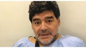 Junto con una foto en la cual se lo ve aún con la ropa de la clínica donde fue intervenido y un cabestrillo para sostener el brazo, Maradona añadió: La operación duró una hora y media, y gracias a Dios fue un éxito. Les mando un beso a todos!!!.