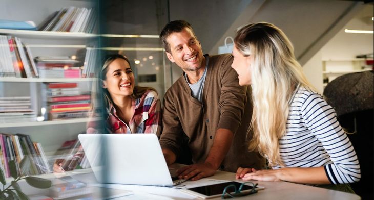 Empresas y organizaciones pueden impulsar políticas que equilibren vida laboral y personal.   Empresas y organizaciones pueden impulsar políticas que equilibren vida laboral y personal.