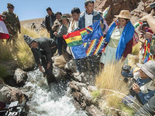 El expresidente boliviano Evo Morales en el río Silala