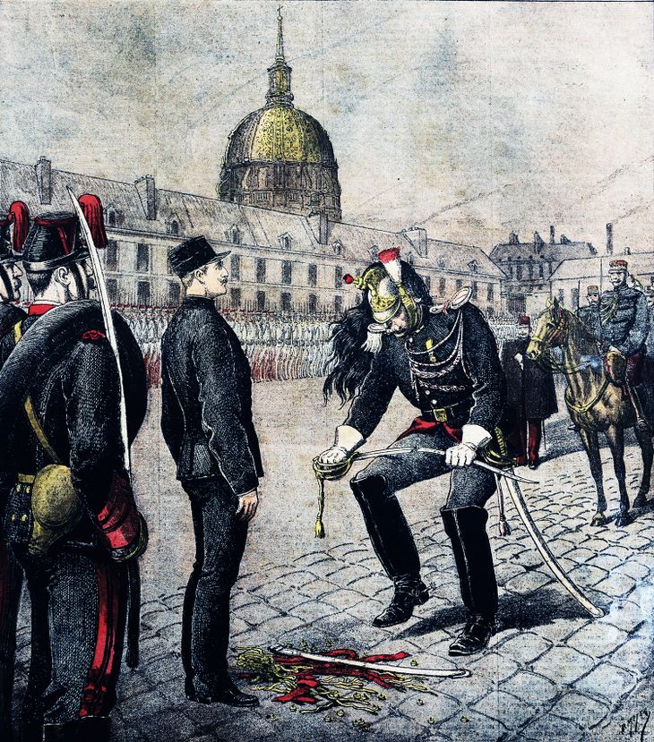 Degradación antisemita de Alfred Dreyfus. Marcel Proust fue uno de los primeros escritores en tomar partido por el militar francés injustamente acusado. Degradación antisemita de Alfred Dreyfus. Marcel Proust fue uno de los primeros escritores en tomar partido por el militar francés injustamente acusado.