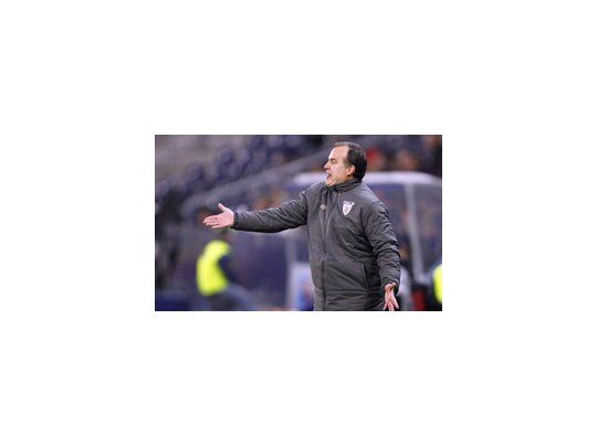 Bielsa da indicaciones durante el partido que clasificó al Athletic de Bilbao.