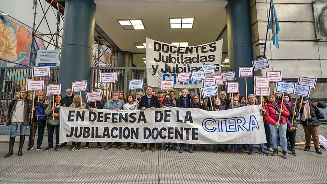 Jubilados docentes: tercer aumento por movilidad del año.