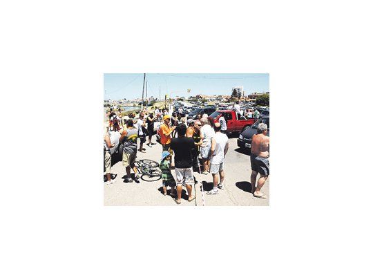 El bloqueo de los guardavidas en la entrada de los balnearios generó incidentes con turistas.