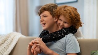 Qué dice la ciencia sobre los chicos que cuidan a sus hermanos. Qué dice la ciencia sobre los chicos que cuidan a sus hermanos.