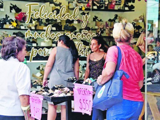 Casos. La actividad comercial en estas provincias no sufrió el mismo impacto que el resto del país.