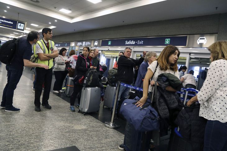 La Asociación de Pilotos de Líneas Aéreas reclama mejoras salariales ante el atraso en paritarias.