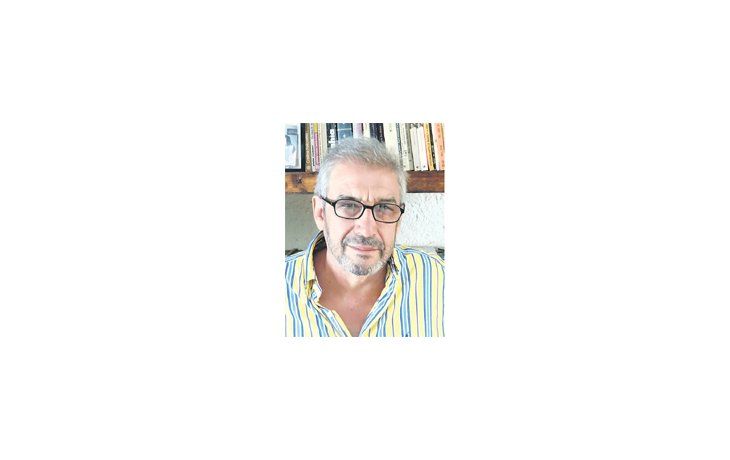 Acosta: “Aunque la novela está enmarcada en los años noventa, en la época de Menem (y eso tiene un relativo peso), lo que me interesó fue retratar dramas, dilemas y afanes humanos que son permanentes”.