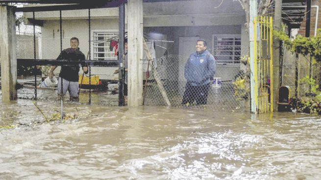 Complicación. Roturas por granizo, calles cortadas y agua dentro de los hogares fueron parte de la triste postal que dejó ayer el intenso día de lluvia.
