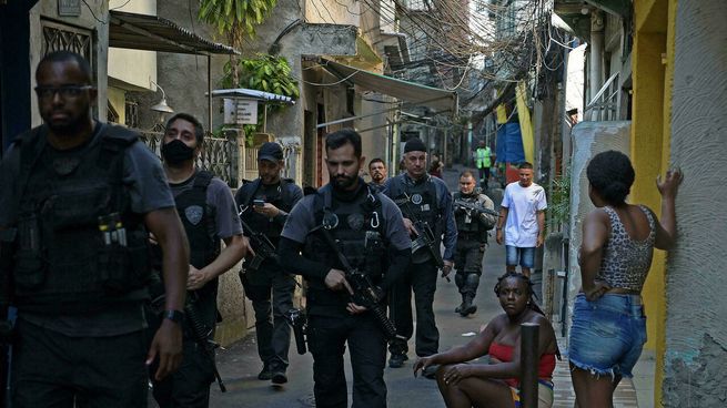 Policías patrullan la favela de Jacarezinho, en Río de Janeiro.