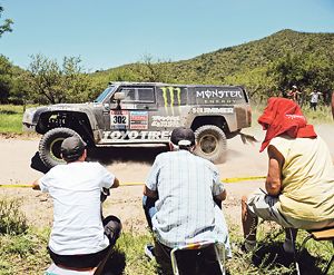 La Hummer del estadounidense Robby Gordon durante el trayecto Colón-Córdoba, correspondiente a la segunda jornada del Dakar.
