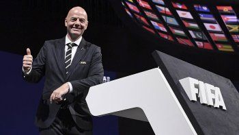La FIFA no permitirá que clubes deudores incorporen jugadores.