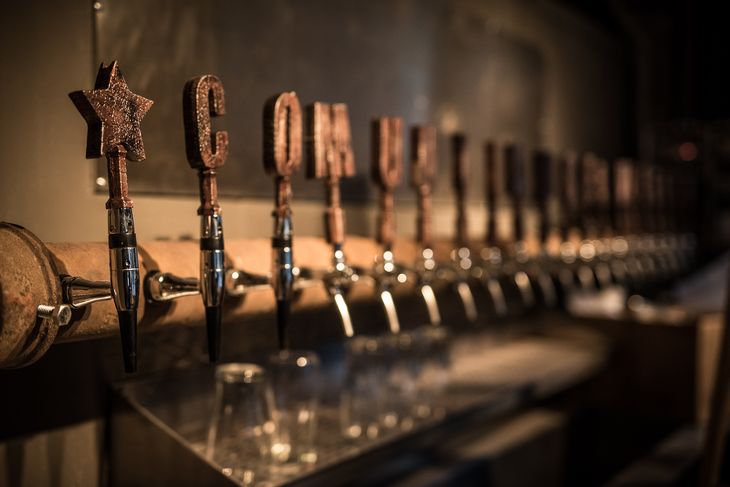 La carta incluye desde opciones suaves como Blonde Ale hasta estilos intensos como Barley Wine.