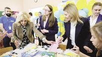 REPRESENTANTE. Jill Biden, esposa de Joe Biden, visitó ayer por sorpresa junto a la primera dama de Ucrania, Olena Zelenska, un refugio para desplazados en la localidad de Uzhhorod. “Quise venir en el Día de la Madre” que se celebró ayer en Estados Unidos y en ese país, entre muchos otros, dijo.