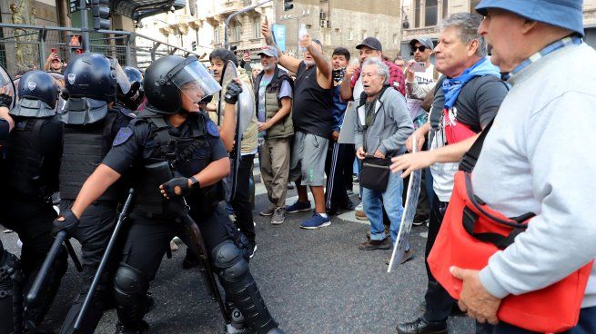 Represion Jubilados Hinchas Marcha Operativo Seguridad