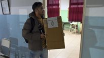 Una autoridad de mesa en Viedma, Río Negro, a punto de comenzar el conteo de votos.&nbsp;