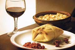 Los vinos norteños son ideales para maridar con comidas regionales como tamales, humitas y locros. Los vinos norteños son ideales para maridar con comidas regionales como tamales, humitas y locros.