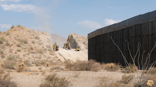 En 1994 Estados Unidos levanta un muro de acero a lo largo de su frontera con México.