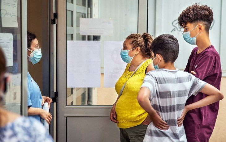 Una madre de la ciudad de Santa Coloma de Gramanet se acerca a un centro c&iacute;vico para solicitar pruebas PCR para sus hijos. Esta semana empezaron los cribados masivos en las afueras de Barcelona ciudad.