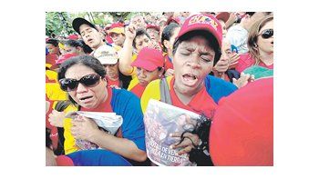 ámbito.com | El desconsuelo de los simpatizantes chavistas ante la nueva recaída de su líder se dejó ver ayer en las plazas de toda Venezuela. El país se asoma a una etapa políticamente difícil.