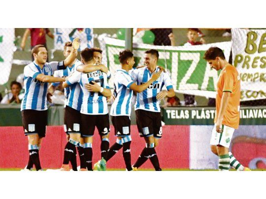 Las dos caras. El festejo de los jugadores de Racing al final del partido, ante la amargura de Banfield, que no puede entender la derrota.
