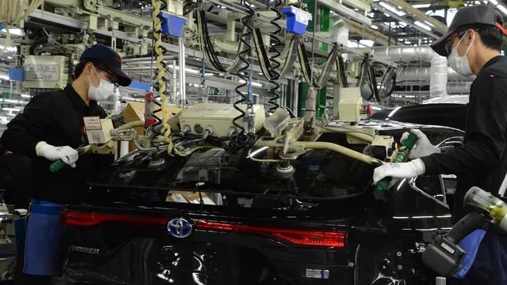 La compañía japonesa Toyota Motor contempla destinar cerca de 6.400 millones de dólares anuales a partir de 2028 para modernizar y robotizar sus instalaciones productivas, incluyendo las operaciones de sus filiales y proveedores estratégicos. La compañía japonesa Toyota Motor contempla destinar cerca de 6.400 millones de dólares anuales a partir de 2028 para modernizar y robotizar sus instalaciones productivas, incluyendo las operaciones de sus filiales y proveedores estratégicos.