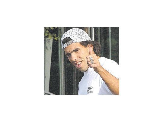 Carlos Tevez regresa a Inglaterra con ganas de arreglar sus diferencias con Roberto Mancini y volver a jugar en el Manchester City. El DT manifestó el domingo: «Nos puede ayudar en el final del campeonato».