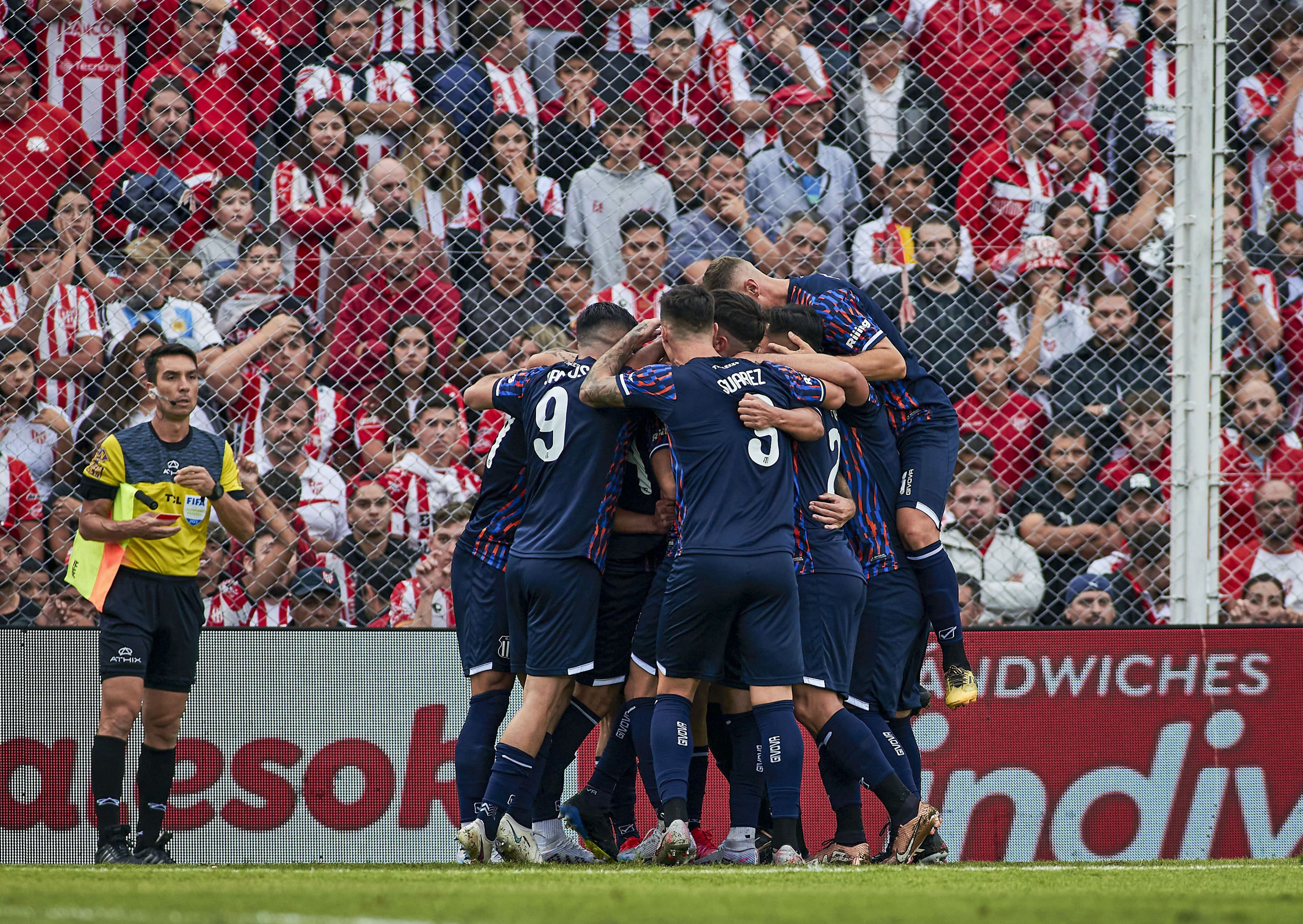 Abrazo. Talleres celebró a lo grande en el clásico ante Instituto.