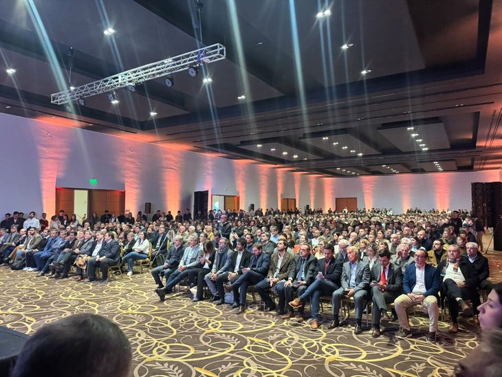 Auditorio lleno en el Sheraton de Tucumán para escuchar a Caputo. Los citrícolas se quedaron con las ganas de entregarle una carpeta. Auditorio lleno en el Sheraton de Tucumán para escuchar a Caputo. Los citrícolas se quedaron con las ganas de entregarle una carpeta.