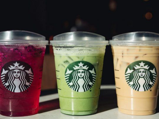 La nueva tapa de Starbucks tiene aproximadamente un 9% menos de plástico.