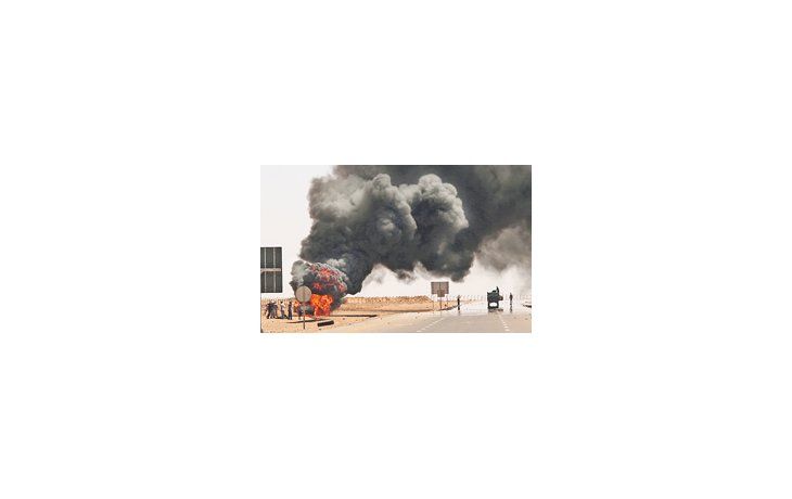 ámbito.com | Una camioneta en la que se trasladaban dos efectivos gadafistas arde en una ruta cercana a Sirte. En esa ciudad, bastión del exdictador, se librará la batalla final de la guerra civil libia.
