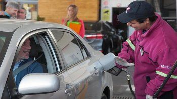gobierno cito a las petroleras por el abastecimiento de combustibles a precio congelado