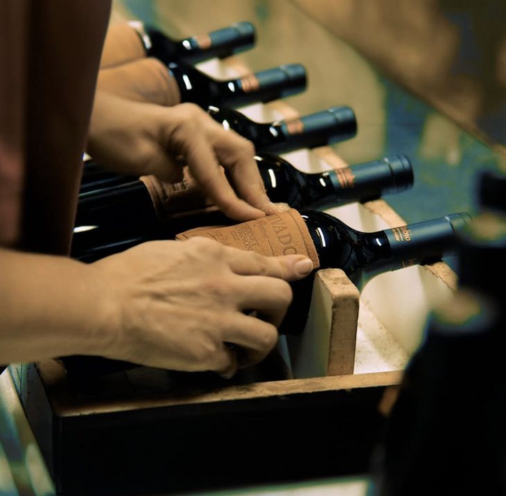 Mucha gente empezó a pedir el vino por su etiqueta de cuero antes que por su nombre. El sello se volvió tan identitario que sumó fanáticos insólitos afuera, como una clienta danesa que juntó cientos de etiquetas del Privado para confeccionarse una prenda. Mucha gente empezó a pedir el vino por su etiqueta de cuero antes que por su nombre. El sello se volvió tan identitario que sumó fanáticos insólitos afuera, como una clienta danesa que juntó cientos de etiquetas del Privado para confeccionarse una prenda.