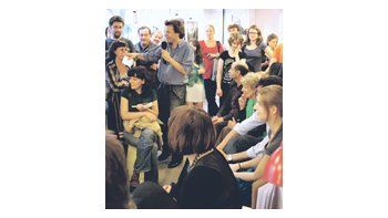 Alejandro de Núñez rodeado de público en «El Salón del Libro», algo más que una librería, ya que también funciona como centro cultural y difusor de la literatura argentina/hispanoamericana en París.