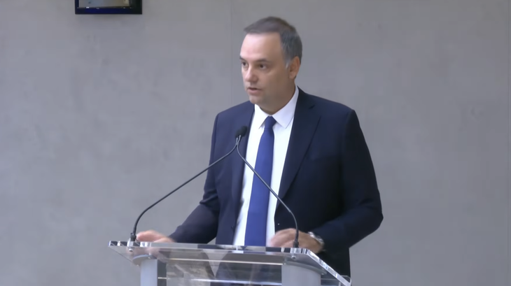 Manuel Adorni se defendió de las críticas por el viaje de su esposa junto a la comitiva oficial. Manuel Adorni se defendió de las críticas por el viaje de su esposa junto a la comitiva oficial.